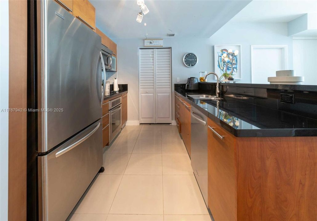 For Rent: $3,900 (2 beds, 2 baths, 1044 Square Feet)