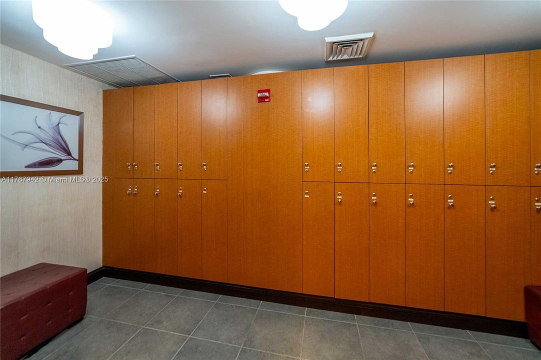 For Rent: $3,900 (2 beds, 2 baths, 1044 Square Feet)