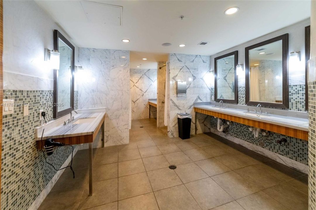 For Rent: $3,900 (2 beds, 2 baths, 1044 Square Feet)