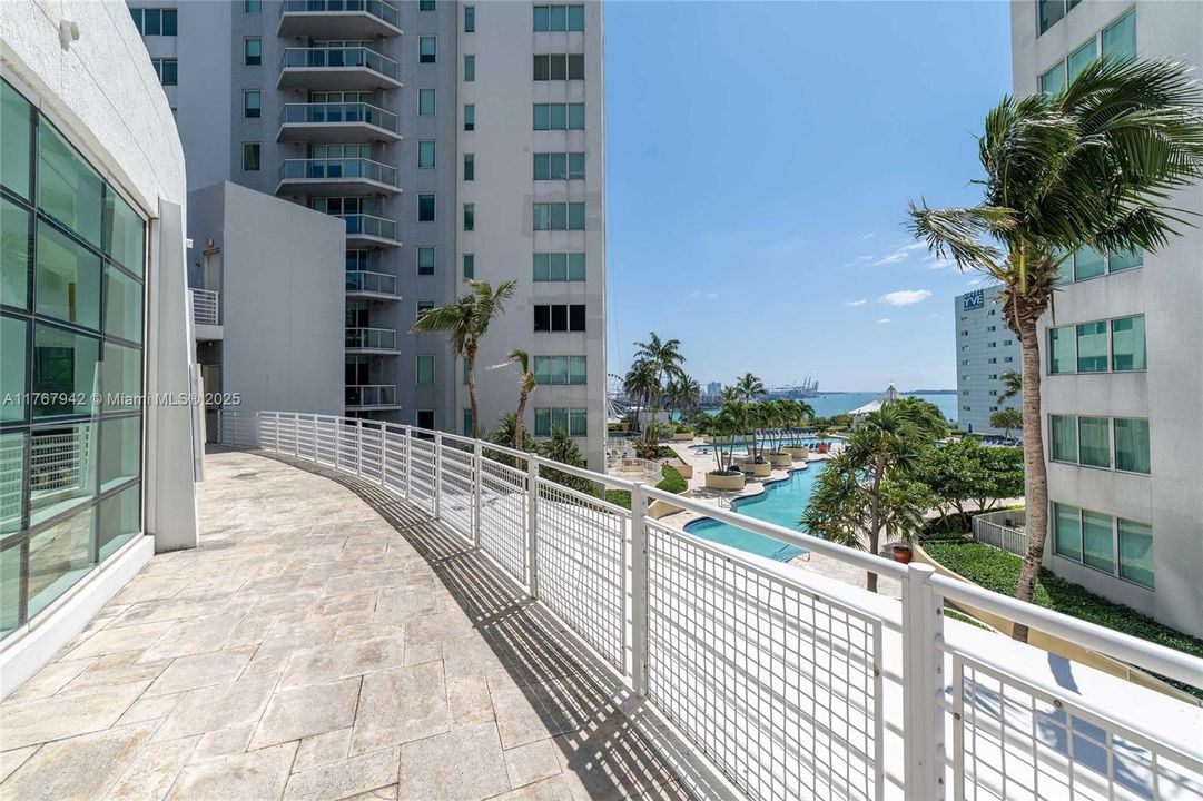 For Rent: $3,900 (2 beds, 2 baths, 1044 Square Feet)