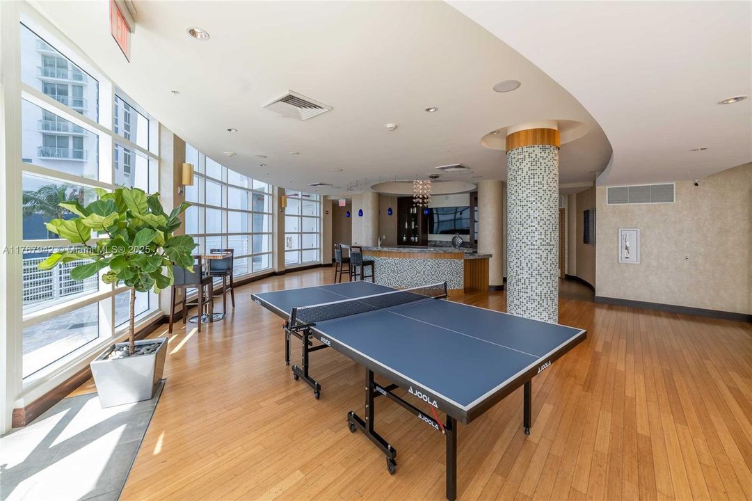 For Rent: $3,900 (2 beds, 2 baths, 1044 Square Feet)