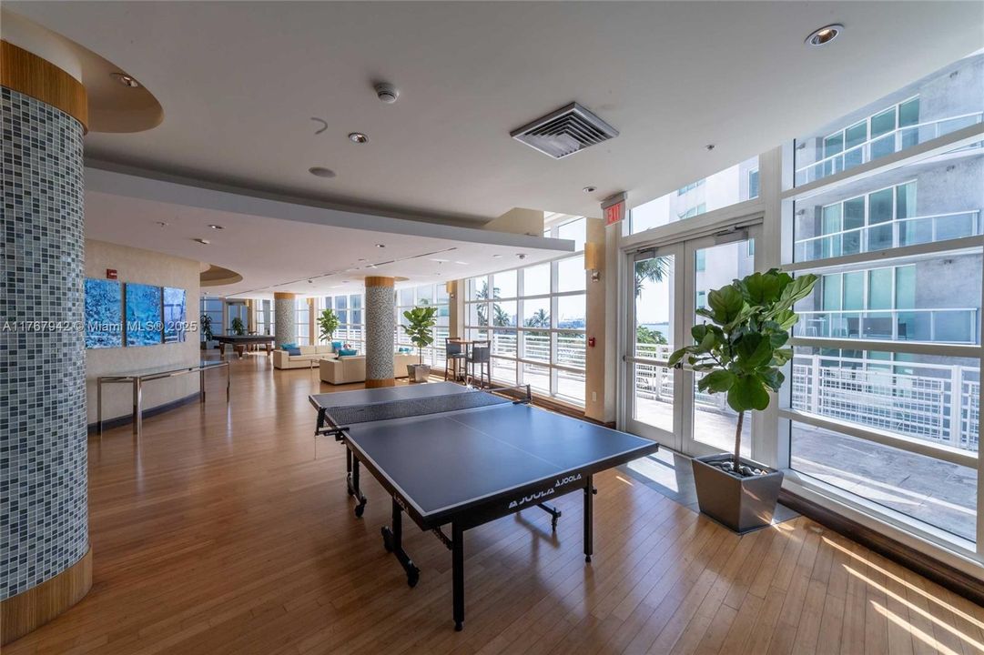 For Rent: $3,900 (2 beds, 2 baths, 1044 Square Feet)