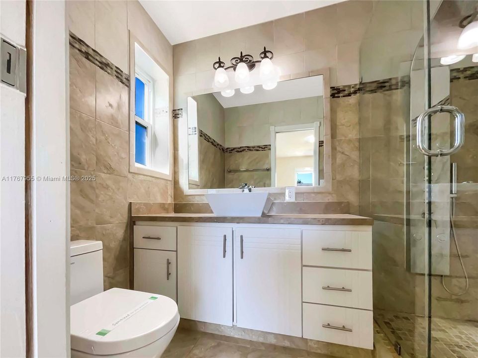 最近售出: $670,000 (3 贝兹, 2 浴室, 1593 平方英尺)