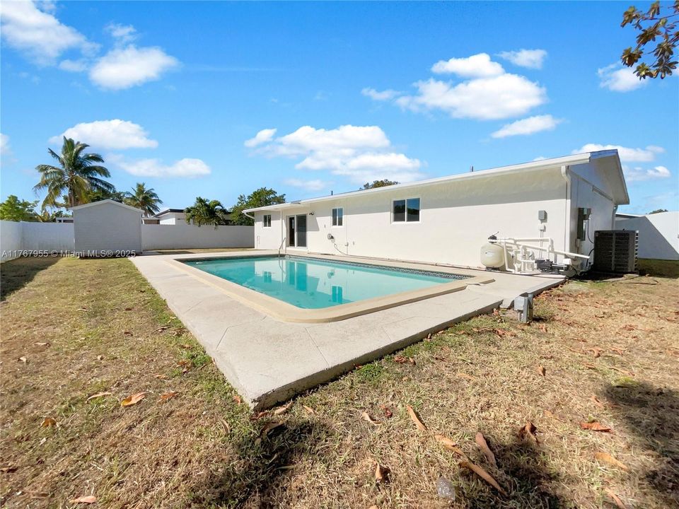 最近售出: $670,000 (3 贝兹, 2 浴室, 1593 平方英尺)