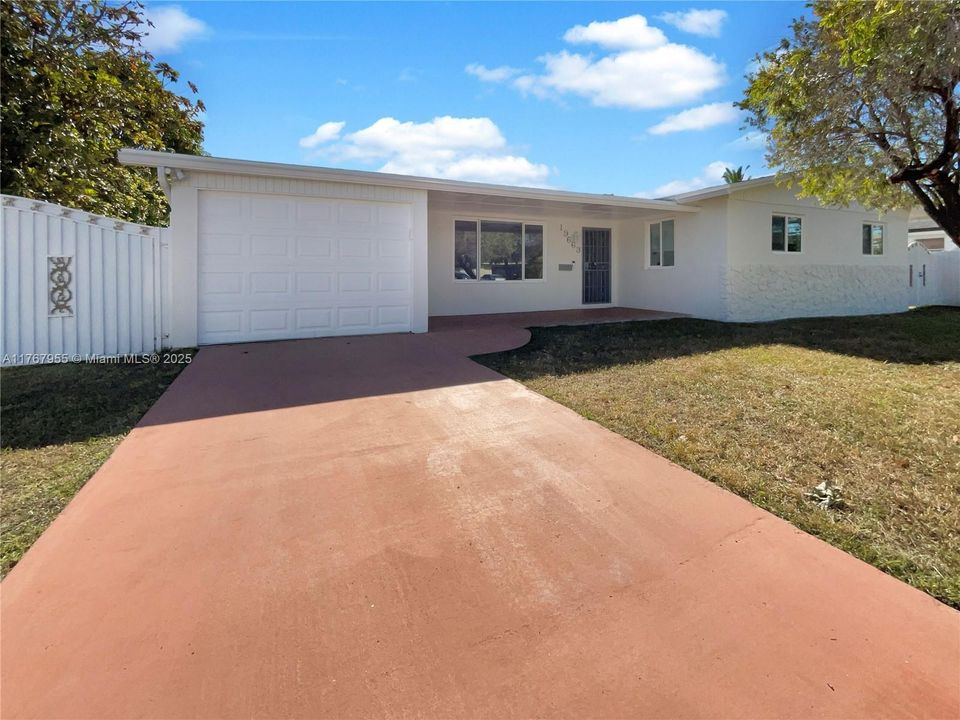 最近售出: $670,000 (3 贝兹, 2 浴室, 1593 平方英尺)