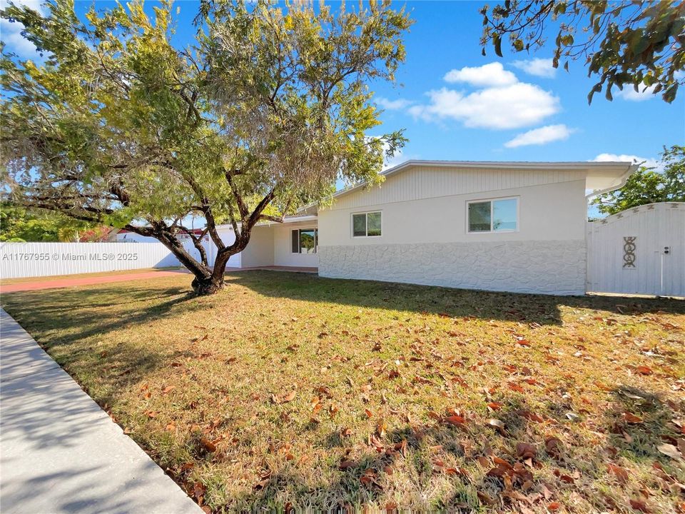 最近售出: $670,000 (3 贝兹, 2 浴室, 1593 平方英尺)