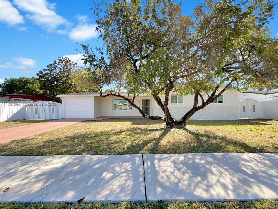 最近售出: $670,000 (3 贝兹, 2 浴室, 1593 平方英尺)