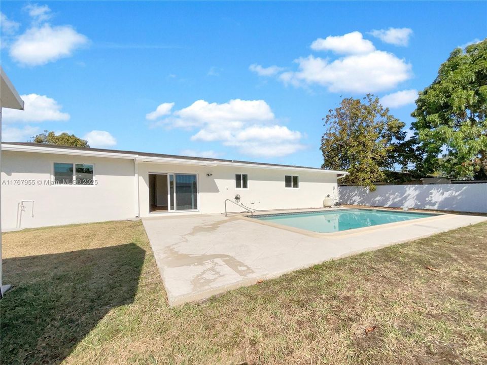 最近售出: $670,000 (3 贝兹, 2 浴室, 1593 平方英尺)