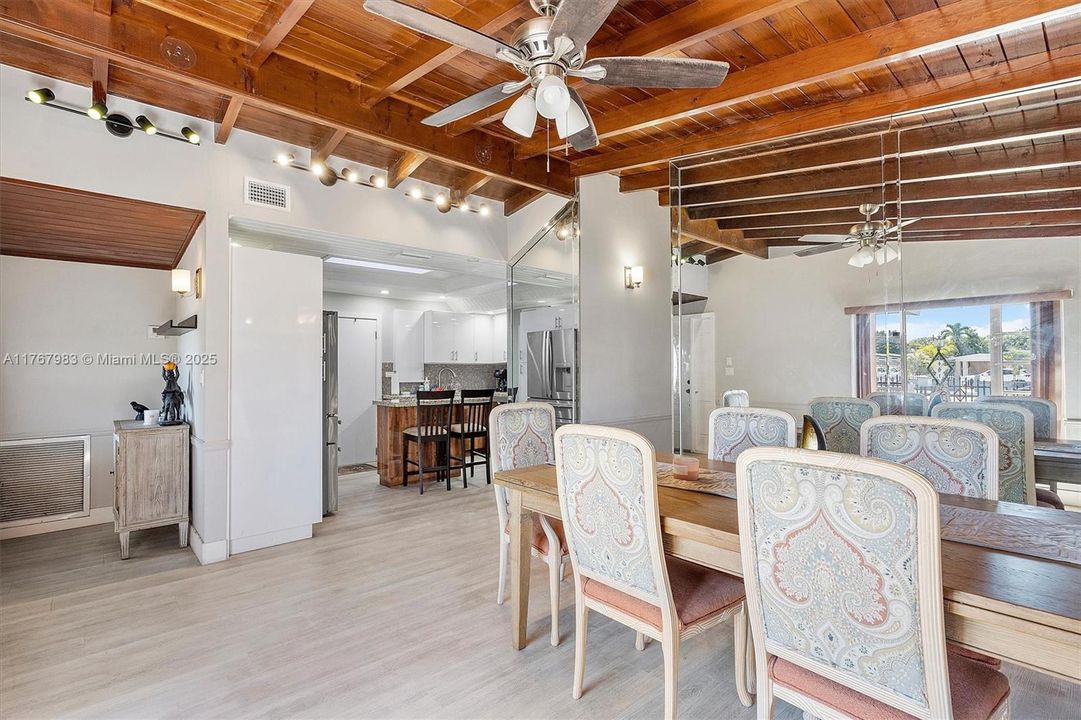 最近售出: $599,950 (4 贝兹, 3 浴室, 1884 平方英尺)