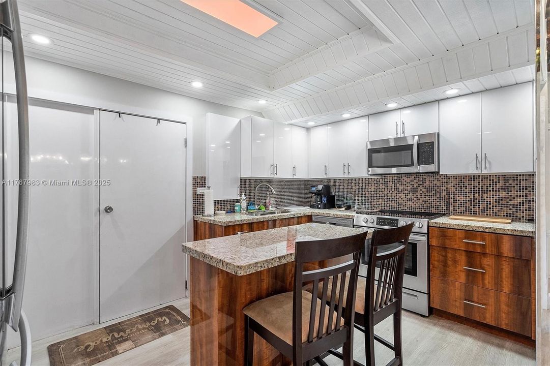 最近售出: $599,950 (4 贝兹, 3 浴室, 1884 平方英尺)