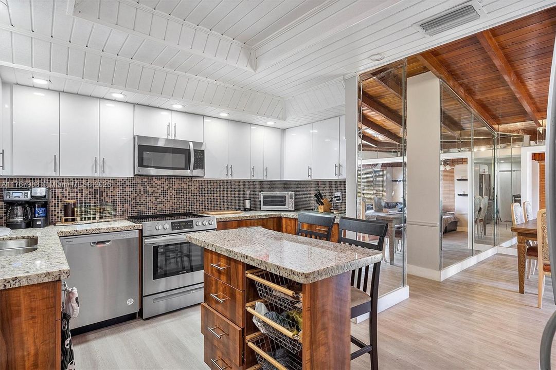 最近售出: $599,950 (4 贝兹, 3 浴室, 1884 平方英尺)