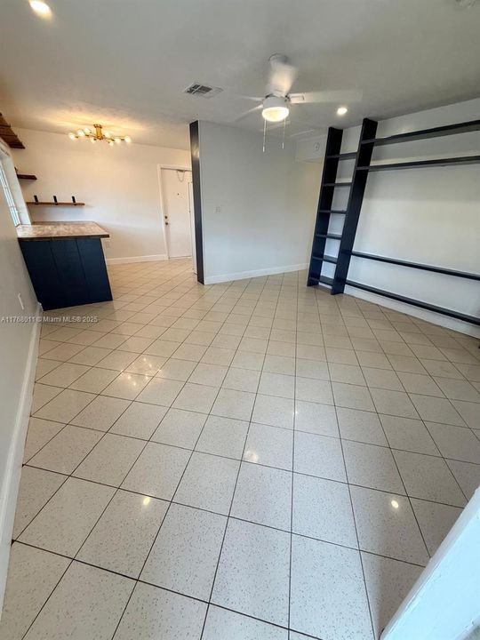 Recently Rented: $2,200 (2 beds, 1 baths, 874 Square Feet)