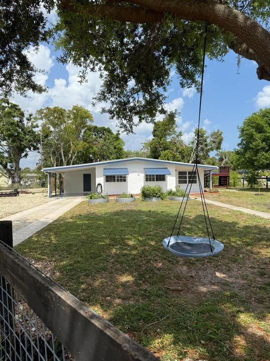 Recently Rented: $2,200 (2 beds, 1 baths, 874 Square Feet)