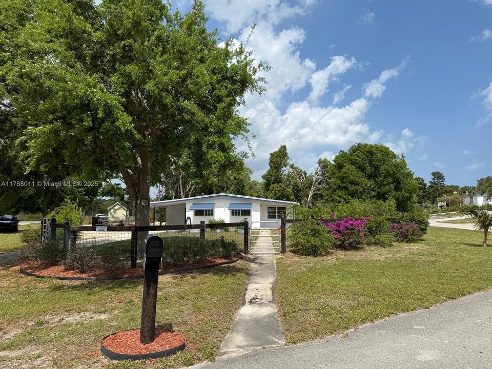 Recently Rented: $2,200 (2 beds, 1 baths, 874 Square Feet)