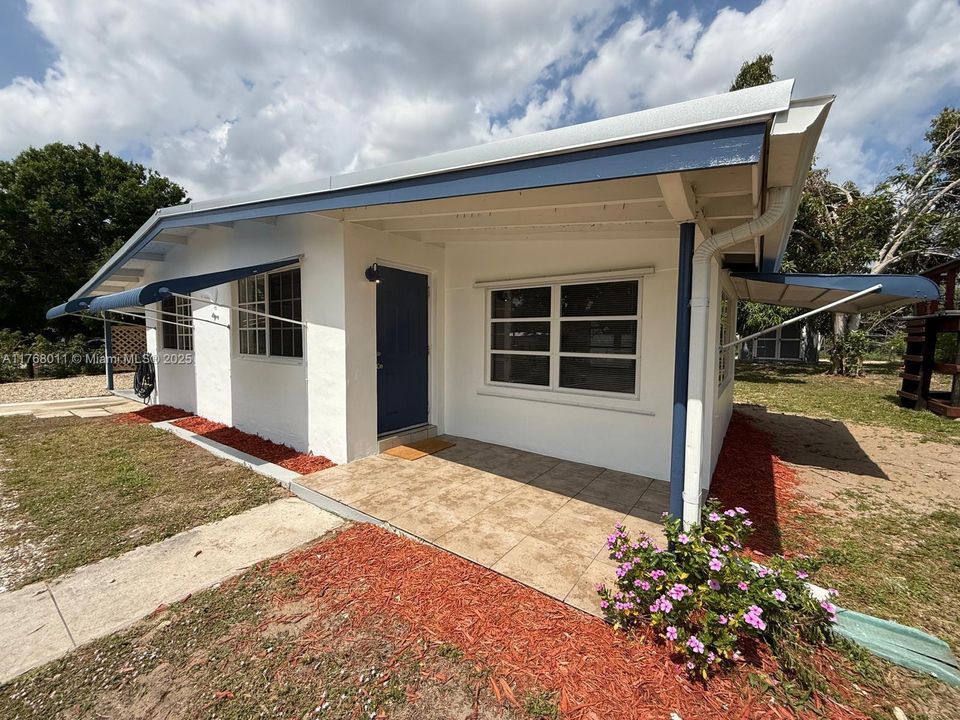 Recently Rented: $2,200 (2 beds, 1 baths, 874 Square Feet)