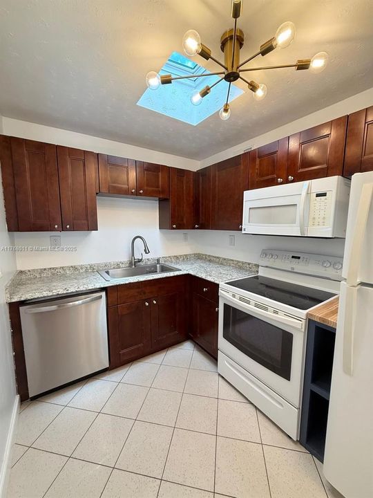 Recently Rented: $2,200 (2 beds, 1 baths, 874 Square Feet)