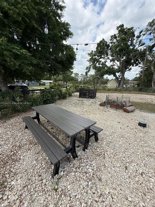 Recently Rented: $2,200 (2 beds, 1 baths, 874 Square Feet)