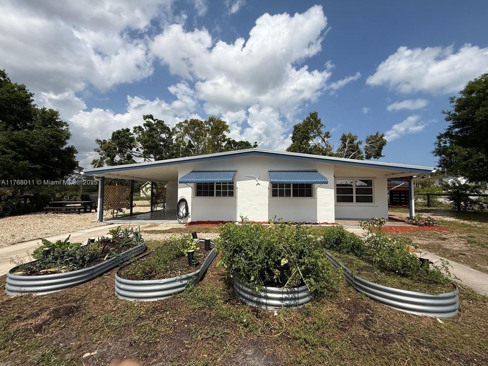 Recently Rented: $2,200 (2 beds, 1 baths, 874 Square Feet)