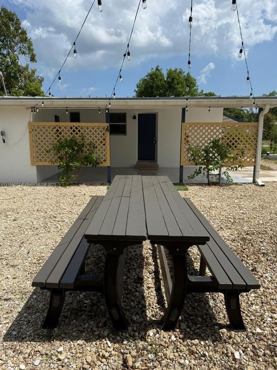 Recently Rented: $2,200 (2 beds, 1 baths, 874 Square Feet)