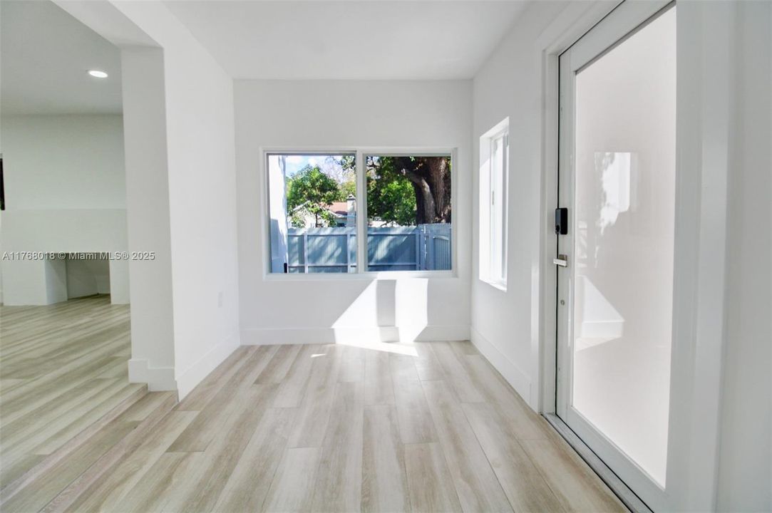 Недавно продано: $649,000 (3 спален, 2 ванн, 1468 Квадратных фут)