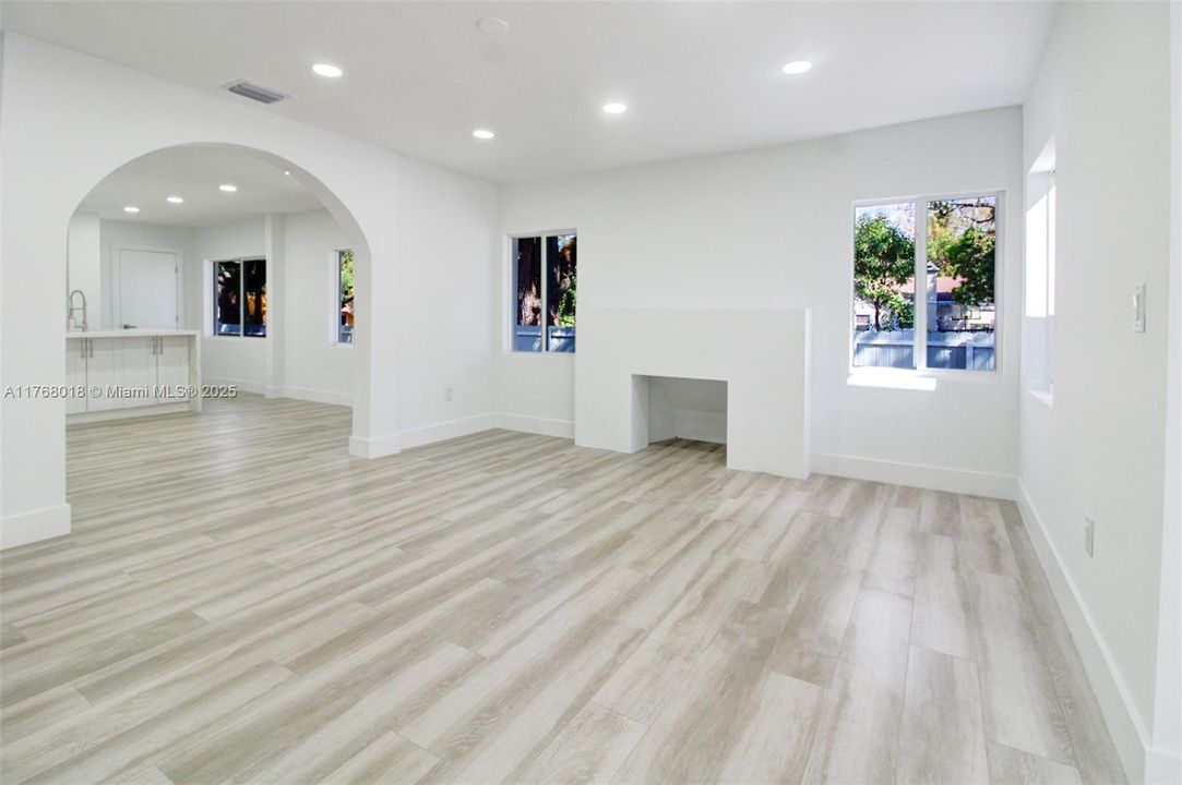 Недавно продано: $649,000 (3 спален, 2 ванн, 1468 Квадратных фут)