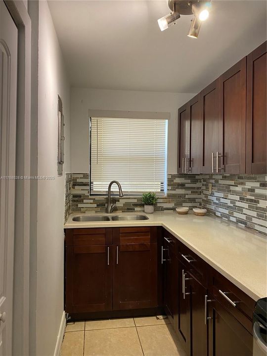 Recently Rented: $1,900 (2 beds, 1 baths, 860 Square Feet)