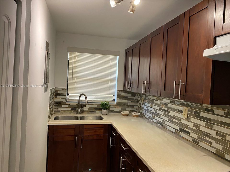Recently Rented: $1,900 (2 beds, 1 baths, 860 Square Feet)