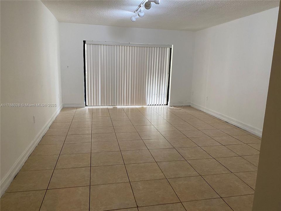 Recently Rented: $1,900 (2 beds, 1 baths, 860 Square Feet)