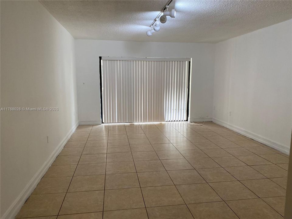 Recently Rented: $1,900 (2 beds, 1 baths, 860 Square Feet)