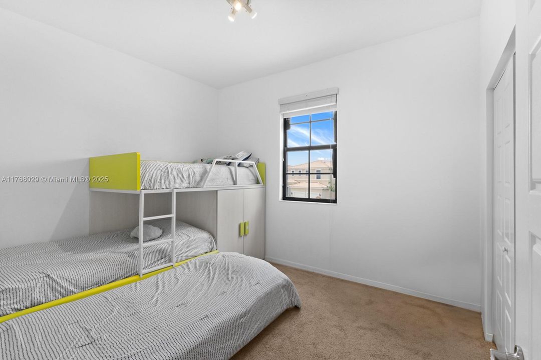 Recently Sold: $748,000 (3 beds, 2 baths, 1965 Square Feet)