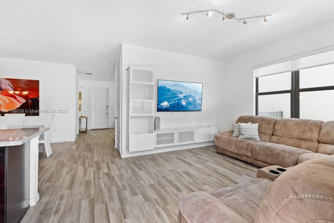 Recently Sold: $748,000 (3 beds, 2 baths, 1965 Square Feet)