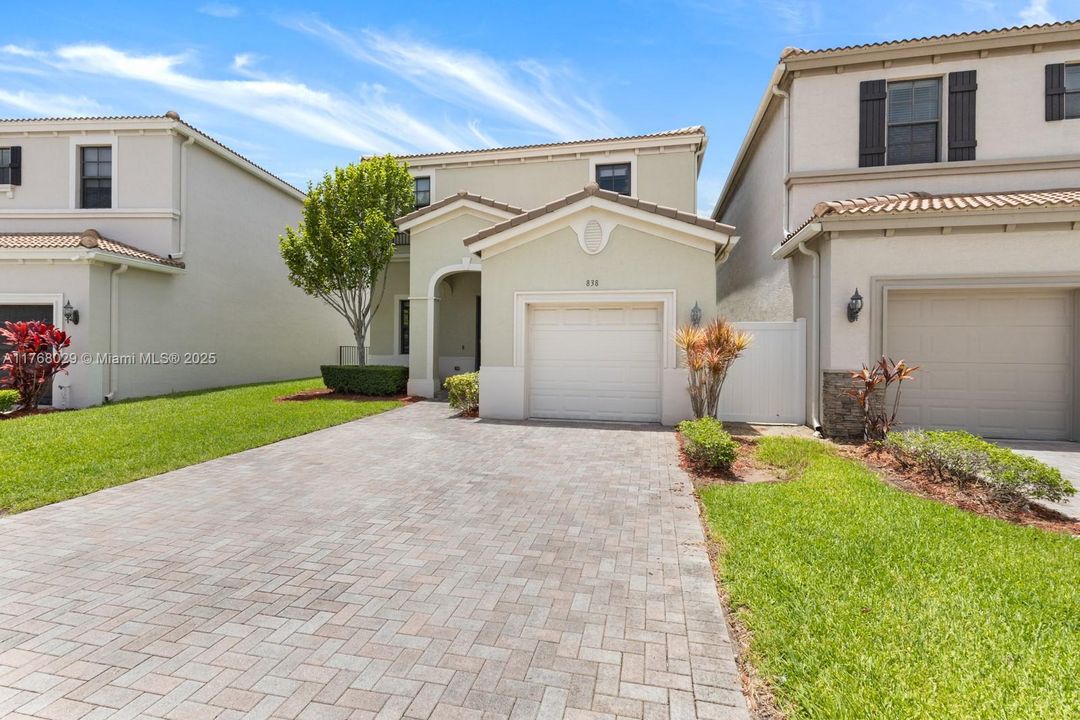 Recently Sold: $748,000 (3 beds, 2 baths, 1965 Square Feet)