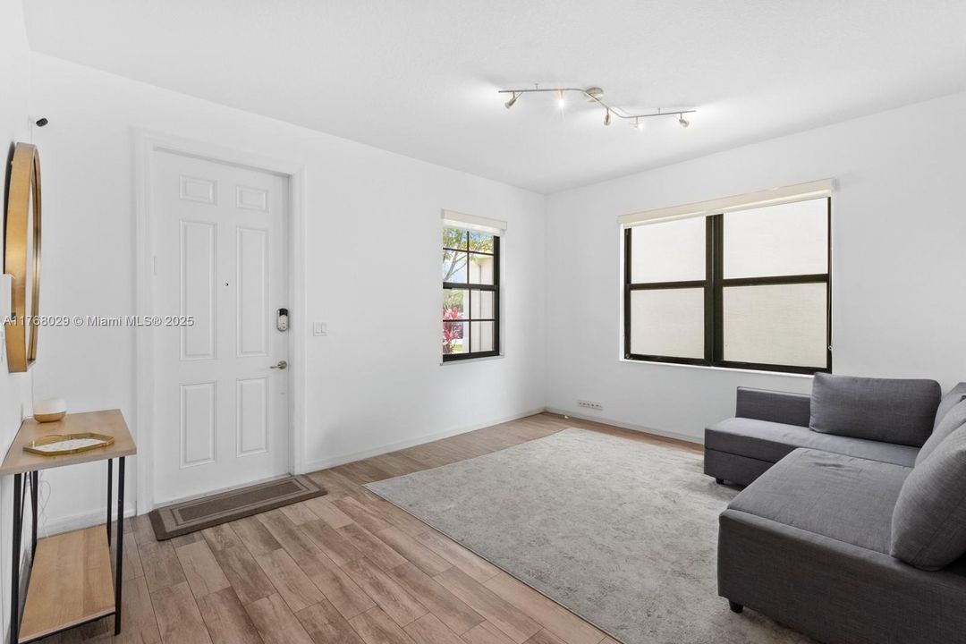 Recently Sold: $748,000 (3 beds, 2 baths, 1965 Square Feet)