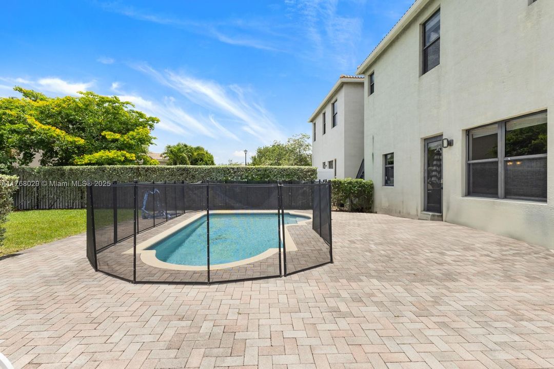 Recently Sold: $748,000 (3 beds, 2 baths, 1965 Square Feet)