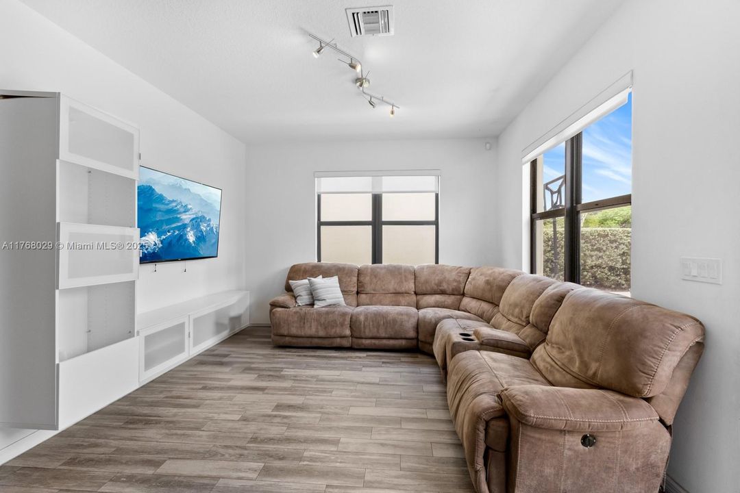 Recently Sold: $748,000 (3 beds, 2 baths, 1965 Square Feet)