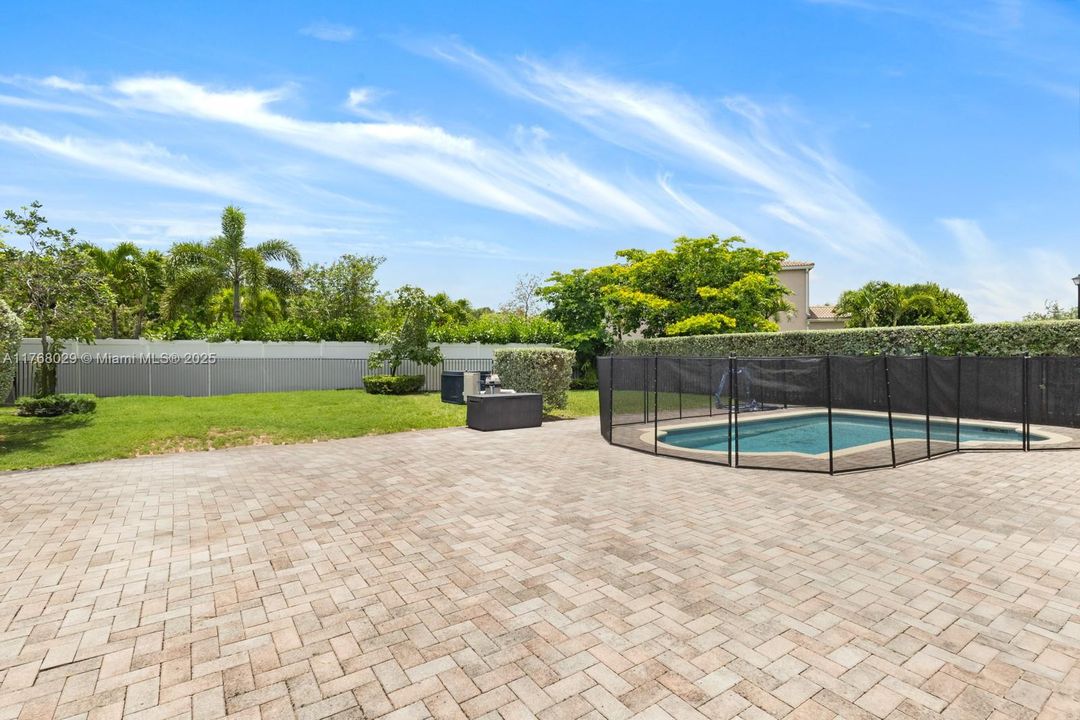 Recently Sold: $748,000 (3 beds, 2 baths, 1965 Square Feet)