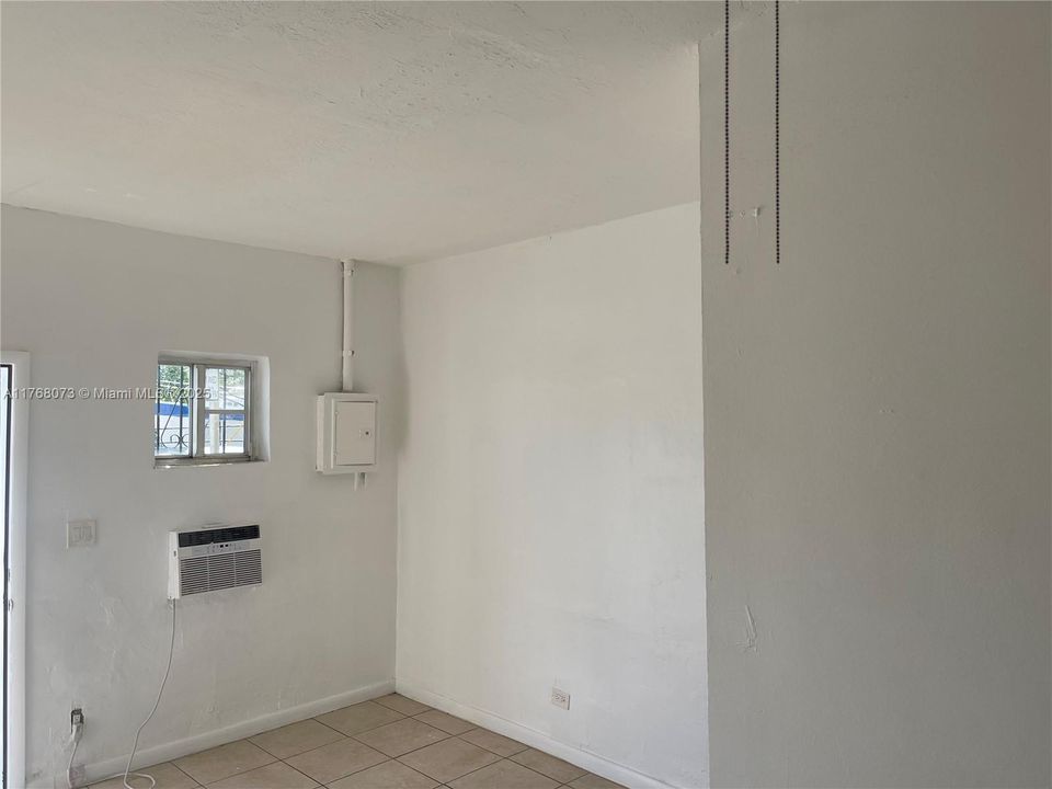 Recently Rented: $1,200 (1 beds, 1 baths, 2495 Square Feet)