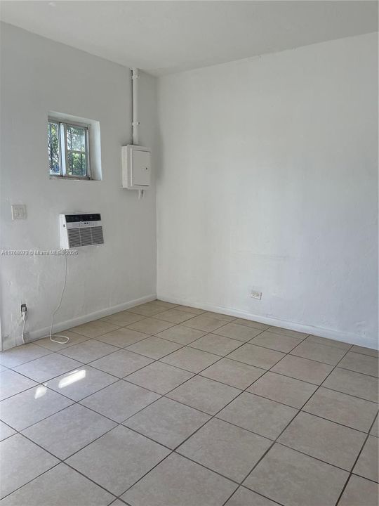 Recently Rented: $1,200 (1 beds, 1 baths, 2495 Square Feet)