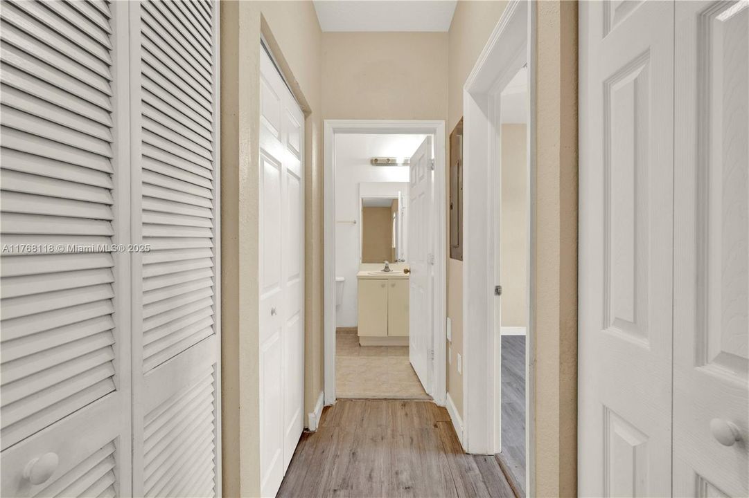 Recently Sold: $225,000 (2 beds, 2 baths, 1048 Square Feet)