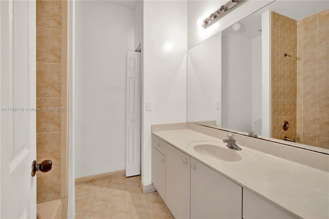 Recently Sold: $225,000 (2 beds, 2 baths, 1048 Square Feet)