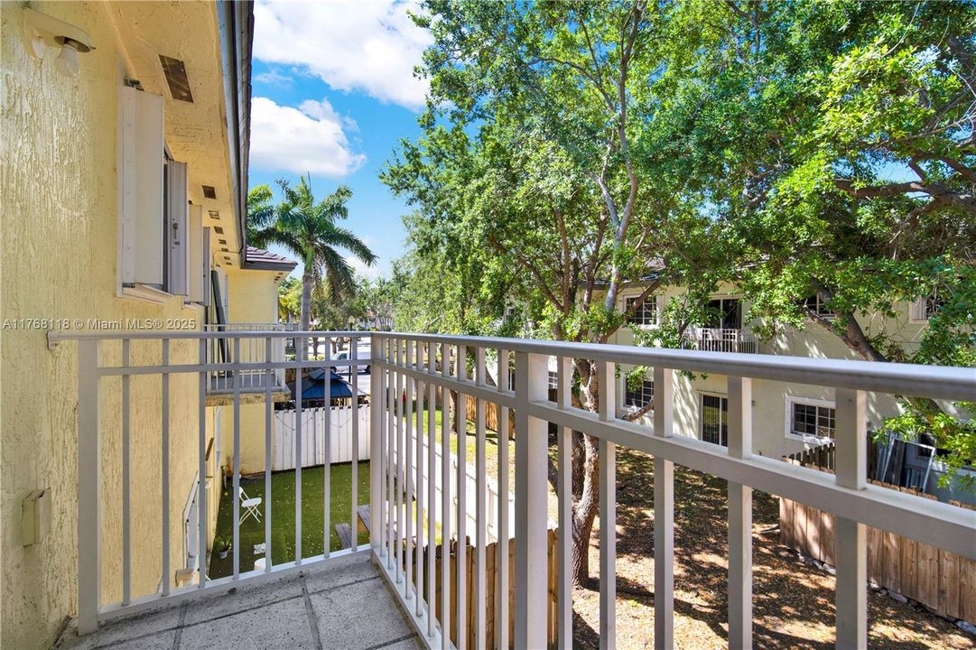 Recently Sold: $225,000 (2 beds, 2 baths, 1048 Square Feet)