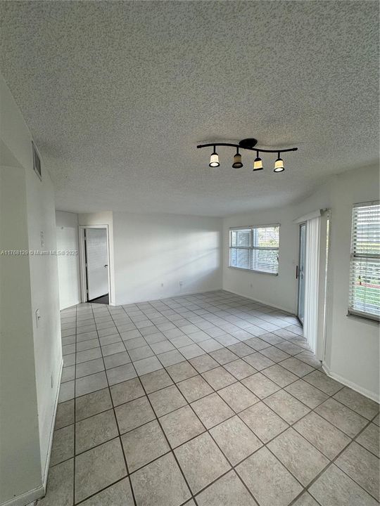 Vendido Recientemente: $174,000 (2 camas, 2 baños, 930 Pies cuadrados)