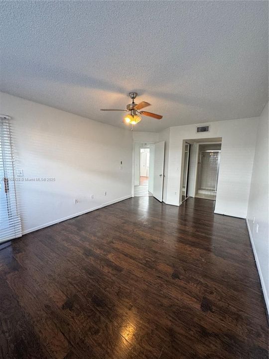 Vendido Recientemente: $174,000 (2 camas, 2 baños, 930 Pies cuadrados)