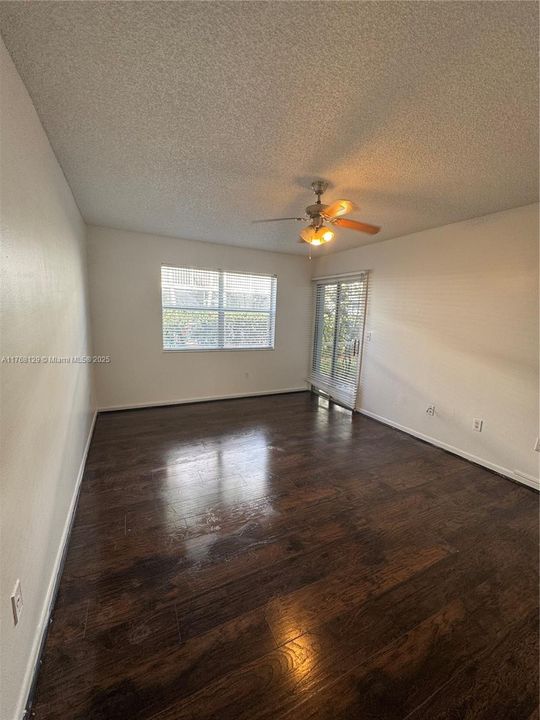 Vendido Recientemente: $174,000 (2 camas, 2 baños, 930 Pies cuadrados)