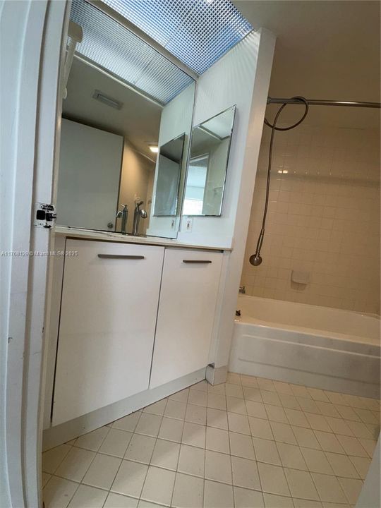 Vendido Recientemente: $174,000 (2 camas, 2 baños, 930 Pies cuadrados)