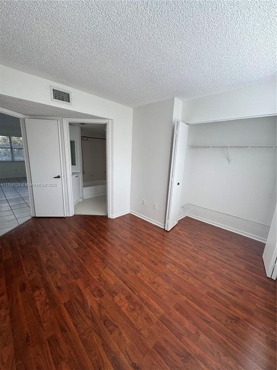 Vendido Recientemente: $174,000 (2 camas, 2 baños, 930 Pies cuadrados)