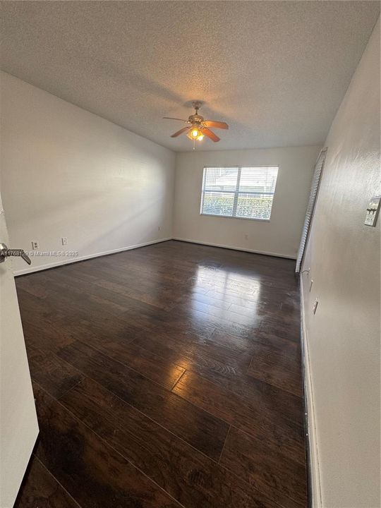 Vendido Recientemente: $174,000 (2 camas, 2 baños, 930 Pies cuadrados)