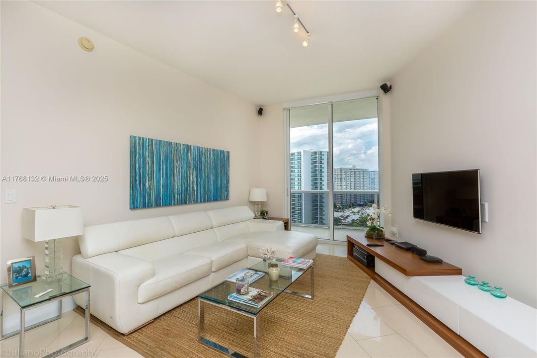 For Sale: $1,150,000 (2 beds, 2 baths, 1463 Square Feet)