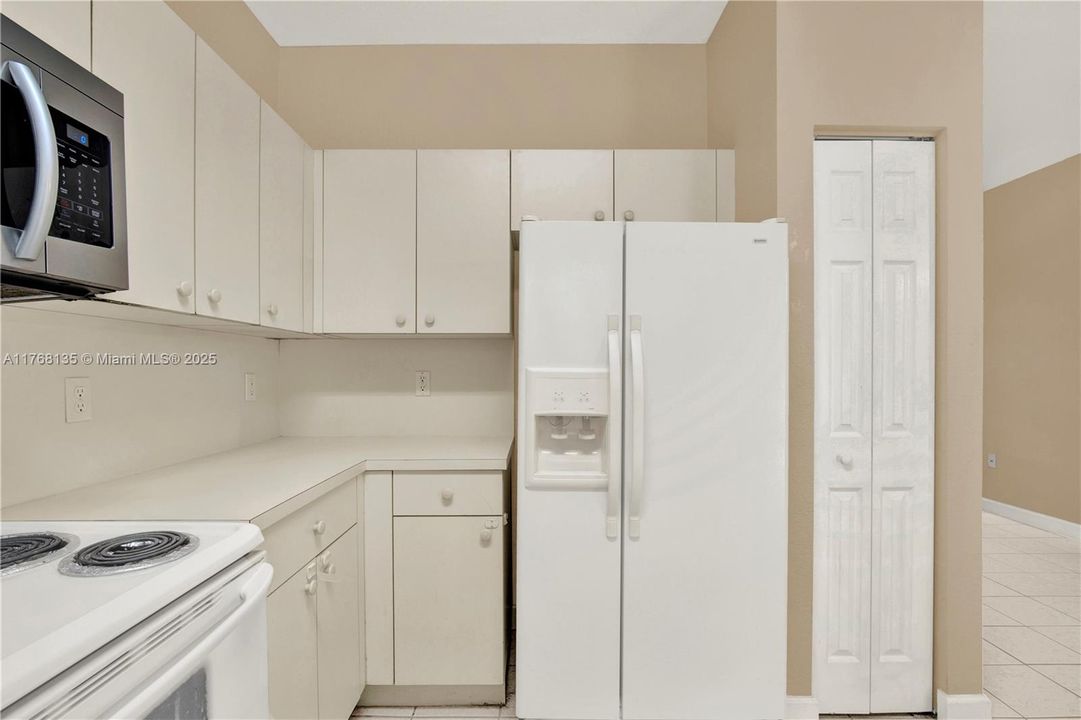 Recently Sold: $225,000 (2 beds, 2 baths, 1048 Square Feet)