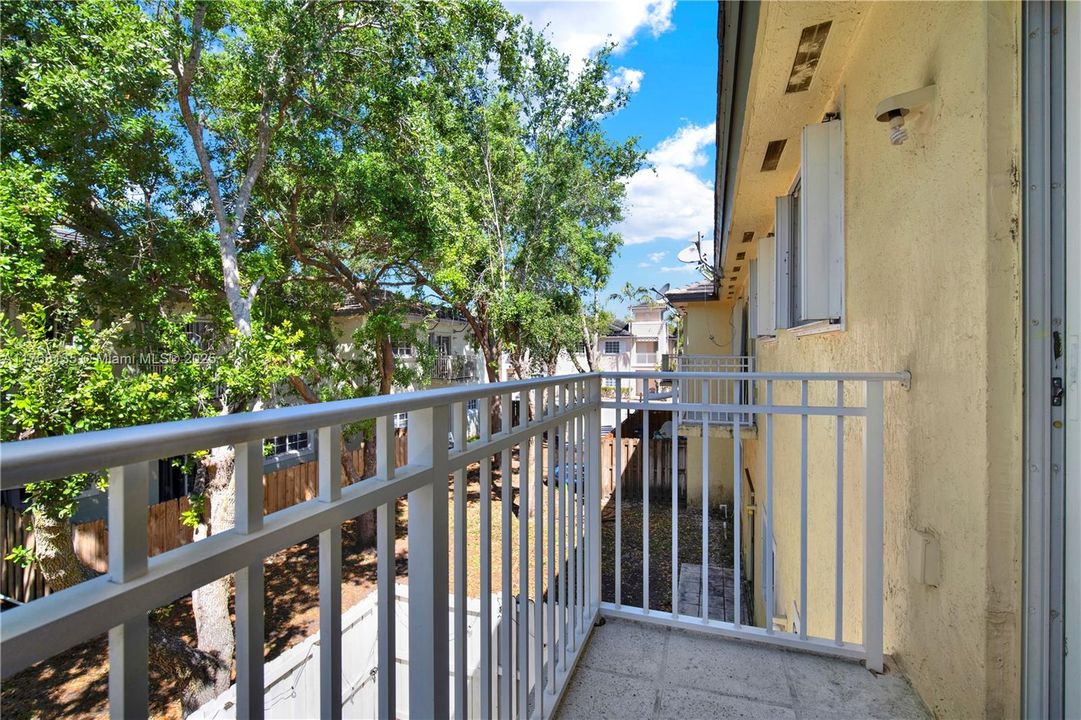 Recently Sold: $225,000 (2 beds, 2 baths, 1048 Square Feet)